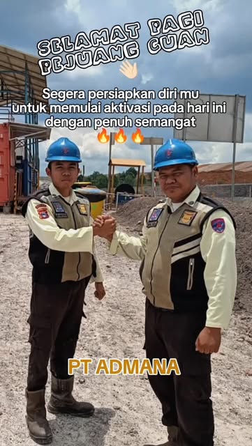 Dua personel security PT. ADMANA di lokasi kerja