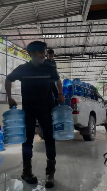 Petugas ADMANA Mineral Water memindahkan galon air